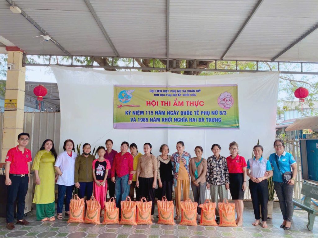 Trao quà cho phụ nữ có hoàn cảnh khó khăn nhân dịp ngày 8/3.